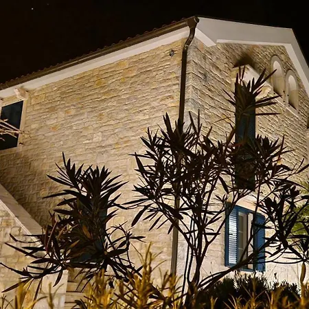 Stone Lace Apartment *